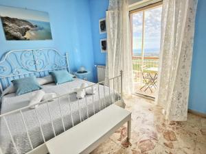 1 dormitorio con cama y vistas al océano en B&B MiraValle Agrigento en Agrigento