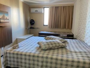 1 dormitorio con 1 cama con 2 almohadas en Porto de Iracema 1807, en Fortaleza