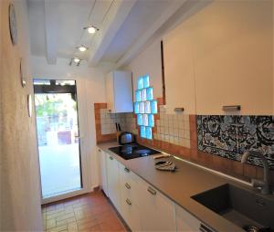 A kitchen or kitchenette at Acquamarina - Exclusive Sea House