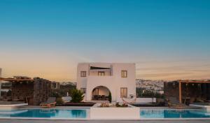 een villa met uitzicht op een zwembad bij Saint Apostles Villas in Fira