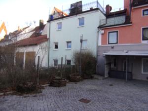 an empty courtyard in front of some buildings at Stadthaus Kaufbeuren in Kaufbeuren