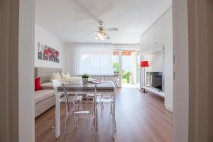 a kitchen and living room with a table and chairs at Fior Apartments Pienzenau in Merano