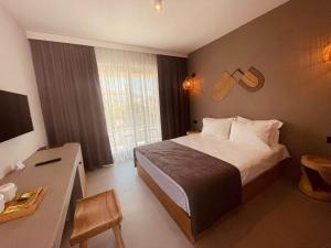 Una cama o camas en una habitación de Regia Mare Beach Hotel Bodrum