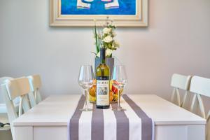 Nápoje v ubytovaní Luxury Seaside Apartment by Litto