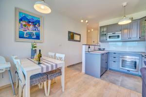 Kuchyňa alebo kuchynka v ubytovaní Luxury Seaside Apartment by Litto