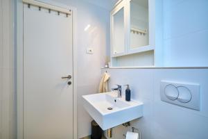 Kúpeľňa v ubytovaní Luxury Seaside Apartment by Litto
