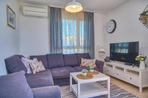 Televízia a/alebo spoločenská miestnosť v ubytovaní Luxury Seaside Apartment by Litto