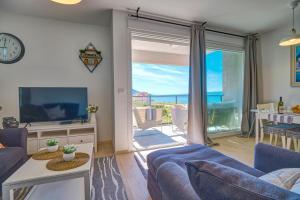 Televízia a/alebo spoločenská miestnosť v ubytovaní Luxury Seaside Apartment by Litto