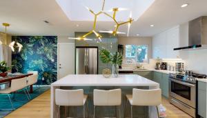 @ Marbella Lane - SJ Designer Home 3BR Ldry+P في سان خوسيه: مطبخ مع طاولة بيضاء كبيرة وكراسي