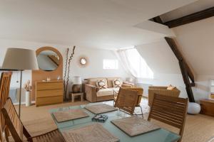 sala de estar con mesa y sillas en Le Teck, en Deauville