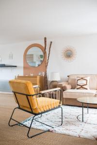 多維爾的住宿－Le Teck，客厅配有椅子和沙发