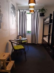 Pokój ze stołem, krzesłami i łóżkami piętrowymi w obiekcie W Rynku we Wrocławiu