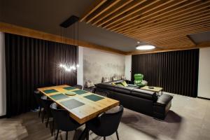 Posezení v ubytování Atemberaubendes und charismatisches Luxus-Apartment in der Residenz Silvretta - Inklusive Silvretta Card Premium