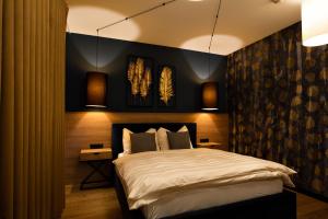 Postel nebo postele na pokoji v ubytování Atemberaubendes und charismatisches Luxus-Apartment in der Residenz Silvretta - Inklusive Silvretta Card Premium