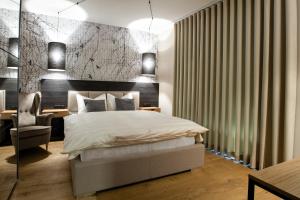 Postel nebo postele na pokoji v ubytování Atemberaubendes und charismatisches Luxus-Apartment in der Residenz Silvretta - Inklusive Silvretta Card Premium