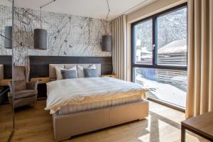 Postel nebo postele na pokoji v ubytování Atemberaubendes und charismatisches Luxus-Apartment in der Residenz Silvretta - Inklusive Silvretta Card Premium