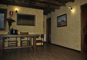 a room with a table and chairs in a room at Hotel Rural Los Perales in San Vitero