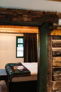 a small bedroom with a bed and a window at OberWood in Porumbacu de Sus