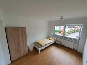 a small room with a bed and a window at Schnelle Vermietungen in Achern
