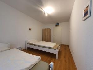 a small room with two beds and a ceiling at Schnelle Vermietungen in Achern