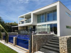 een afbeelding van een huis met een zwembad bij Villa Emerald in Sète