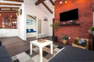 salon z białym stołem i ceglaną ścianą w obiekcie The Attic Rovinj w Rovinj