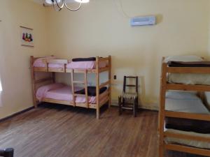 Katil dua tingkat atau katil-katil dua tingkat dalam bilik di Hostal La Antigua