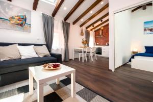 salon z kanapą i stołem w obiekcie The Attic Rovinj w Rovinj