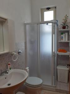 Kamar mandi di Giulietta b&b