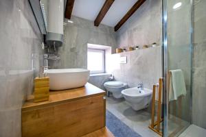 łazienka z wanną, umywalką i toaletą w obiekcie The Attic Rovinj w Rovinj +22 zdjęcia