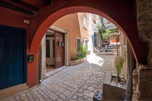 łuk na budynku z alejką w obiekcie The Attic Rovinj w Rovinj