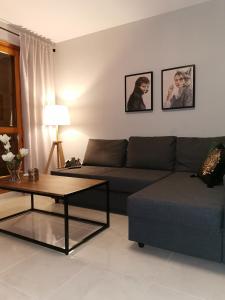 - un salon avec un canapé et une table basse dans l'établissement Naufragos Apartament Torrevieja, à Torrevieja
