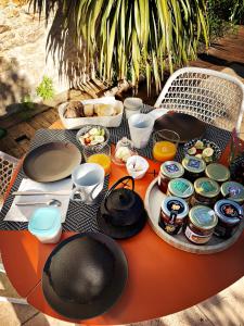 uma mesa com comida e chapéus em cima em Maison Face au Soleil em Le Bois-Plage-en-Ré