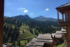 vista su una valle con alberi e montagne di Apt 2 chambres en duplex Chalet des Rennes Vars 2000m Piscine intérieure et extérieure a Vars