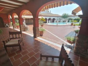 科爾多瓦的住宿－Casa D Mis Dos Gitanillas，享有带游泳池的庭院景致