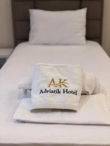 Postel nebo postele na pokoji v ubytování Hotel Adriatik Ksamil