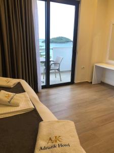 Postel nebo postele na pokoji v ubytování Hotel Adriatik Ksamil
