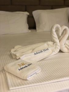 Postel nebo postele na pokoji v ubytování Hotel Adriatik Ksamil