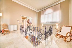 Habitación con escalera, silla y ventana. en Hotel Ver Venir Habitaciones exclusivas para desconectar y relajarse, en Garínoain