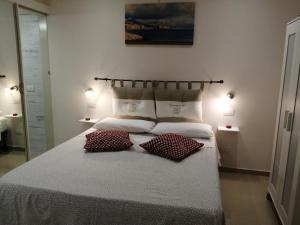 sypialnia z łóżkiem z 2 poduszkami w obiekcie Il Rifugio di Pulcinella restyling w mieście Neapol