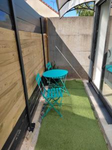 een tafel en 2 stoelen op een patio bij Joli Studio tout équipé a votre disposition in Fleury-les-Aubrais