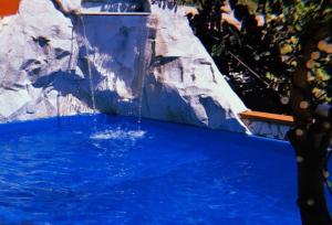 eine Wasserrutsche in einem Pool mit blauem Wasser in der Unterkunft Camera Sofia B&B in Pozzuoli