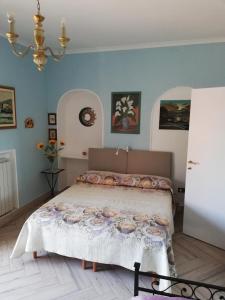 ein Schlafzimmer mit einem Bett in einem Zimmer mit blauen Wänden in der Unterkunft Camera Sofia B&B in Pozzuoli