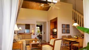 sala de estar con sofá y mesa en The Cliffs at Princeville by VRHost en Princeville