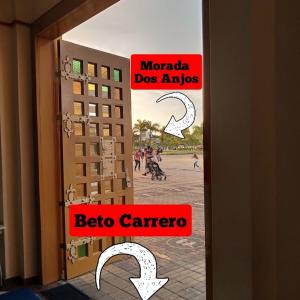 Uma porta com um sinal que diz "moca dos amigos" antes do Carrio. em Pousada Morada dos ANJOS em Penha