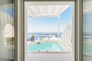 イメロヴィグリにあるAvianto Suitesの窓からスイミングプールの景色を望めます。