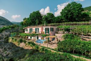 une maison sur le flanc d'une colline dans l'établissement Pucaré Apartments, à Tramonti