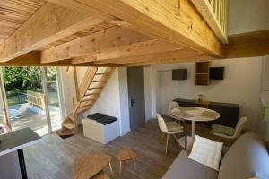 uma sala de estar com um sofá e uma mesa em Loire Nature, proche de la ville em Orléans