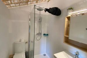 une salle de bain avec une douche, des toilettes et un lavabo dans l'établissement Loire Nature, proche de la ville, à Orléans