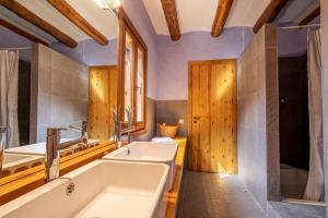 baño con bañera grande y lavamanos en Casa Mora Vall Fosca en Central
